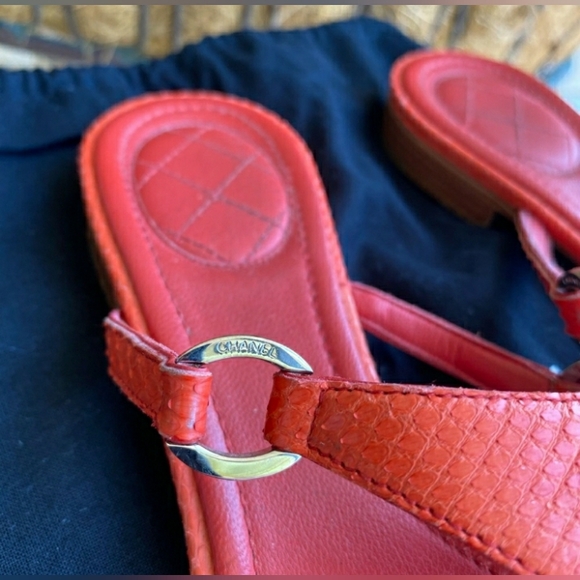 COPY - CHANEL CORAL LEATHER/SILVER CC LOGO EMBELLISHED PADDED THONG SANDAL | 3… - Picture 5 of 7